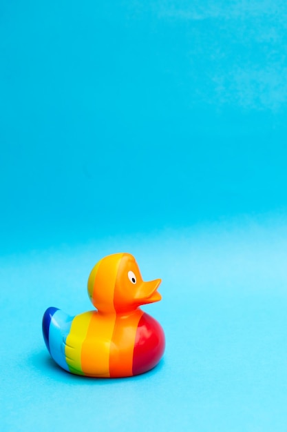 Foto pato de goma en color del arco iris