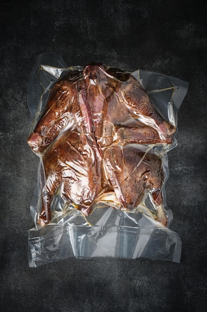 Pato inteiro defumado em um saco plástico aspirado