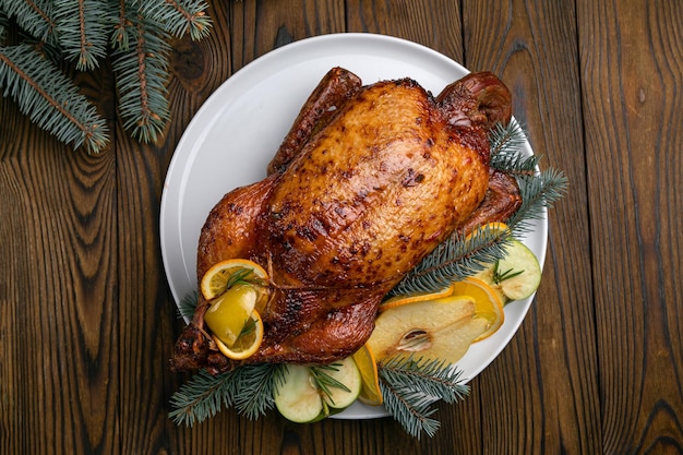 Pato de Navidad en una mesa de madera Cena de Navidad