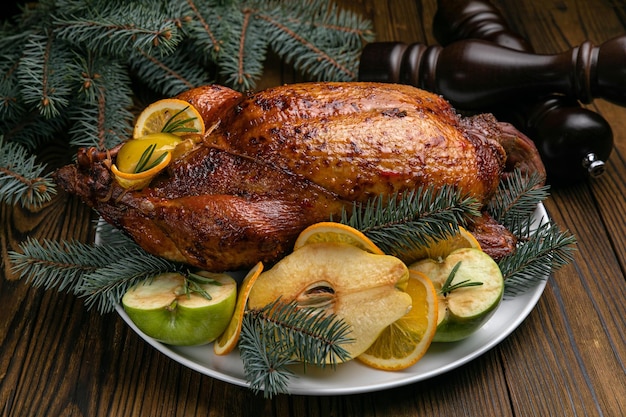 Pato de Navidad en una mesa de madera Cena de Navidad