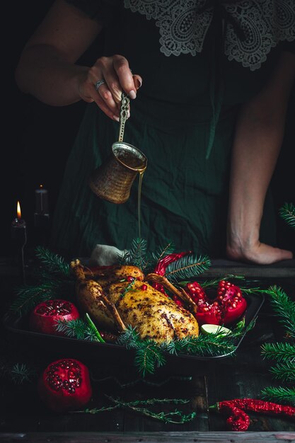 Pato navideño con granadas y lima rodeado de rama de abeto