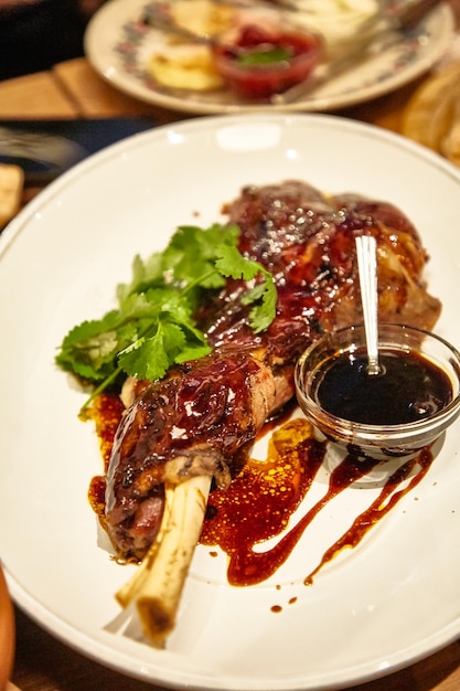 Pato o conejo estofado en un plato con salsa