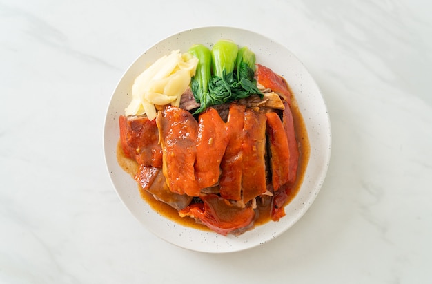 Pato pekín o pato asado en salsa roja barbacoa - estilo de comida china