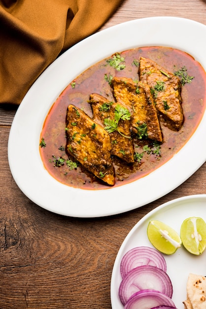 Patodi Rassa Bhaji o patwadi Sabji, una popular receta picante de Maharashtrian servida con Chapati y ensalada. Enfoque selectivo