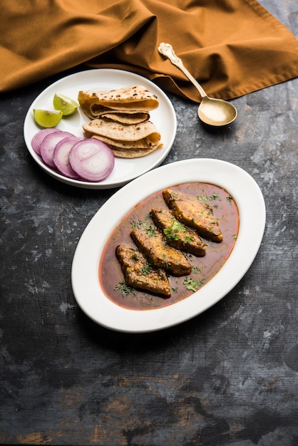 Patodi Rassa Bhaji o patwadi Sabji, una popular receta picante de Maharashtrian servida con Chapati y ensalada. Enfoque selectivo