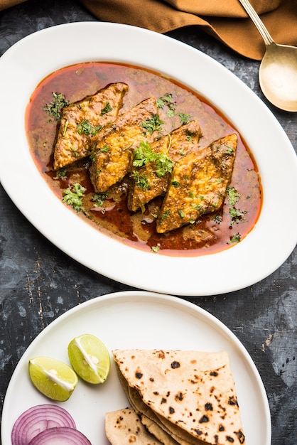 Patodi Rassa Bhaji o patwadi Sabji, una popular receta picante de Maharashtrian servida con Chapati y ensalada. Enfoque selectivo