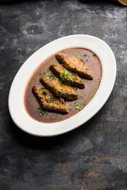 Patodi Rassa Bhaji o patwadi Sabji, una popular receta picante de Maharashtrian servida con Chapati y ensalada. Enfoque selectivo