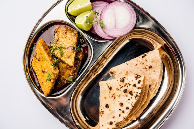 Patodi Rassa Bhaji ou patwadi Sabji, uma receita picante popular do Maharashtrian servida com chapati e salada. Foco seletivo