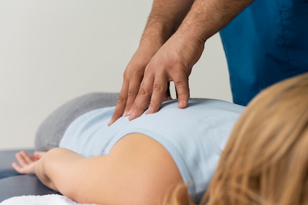 Patoient de osteopatía recibiendo masaje de tratamiento