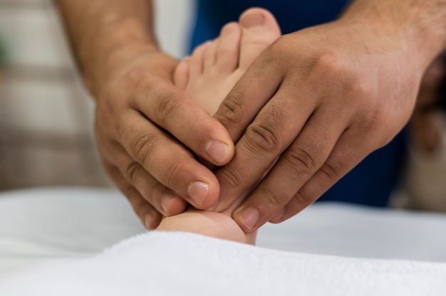 Foto patoiente de osteopatia recebendo massagem terapêutica