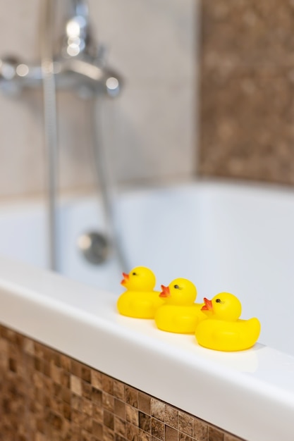 Patos para bañar al bebé en el baño.