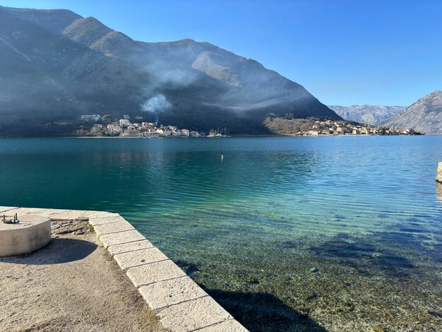 Patos gaviotas de mar Bahía olas montañas Montenegro ciudad de Kotor