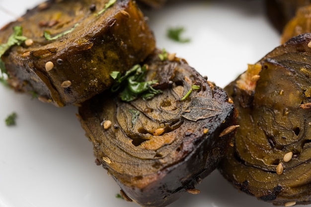 Patra o Paatra o Alu Vadi es una receta popular de bocadillos maharashtrian y gujrati elaborada con hojas de colocasia, harina de arroz y especias aromatizantes, tamarindo y azúcar moreno, enfoque selectivo