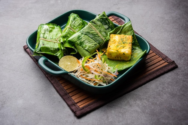 Patrani Paneer Ein in Sauce marinierter und gegrillter Paneer, der dann mit Blättern bedeckt ist