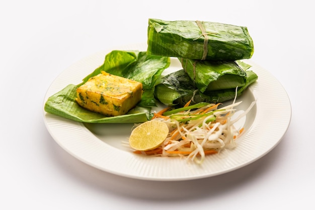 Patrani paneer a paneer marinado en salsa y asado a la parrilla y luego cubierto con hojas