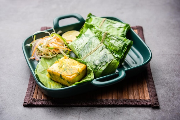 Patrani paneer a paneer marinado en salsa y asado a la parrilla y luego cubierto con hojas