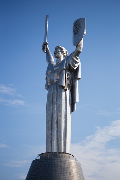 Patria monumento soviético en el centro de Kiev