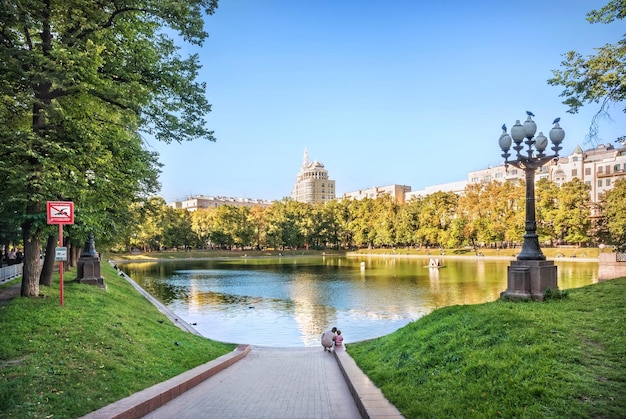 Foto patriarchen-teich in moskau und eine laterne am ufer