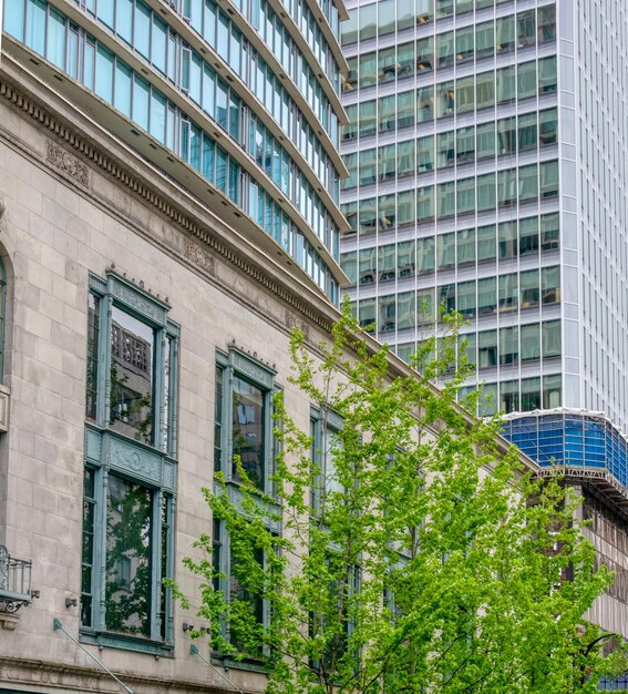 Patrimônio e fachadas de edifícios modernos no centro de Vancouver, Canadá