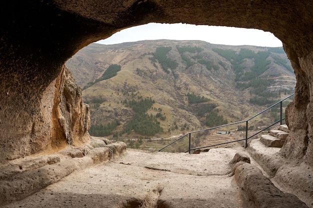 Patrimonio histórico cultural de Georgia Vardzia es una antigua ciudad cueva en la roca