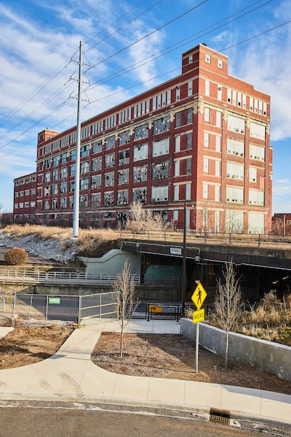 Patrimonio Industrial de Ladrillo Rojo con Camino Urbano en Fort Wayne