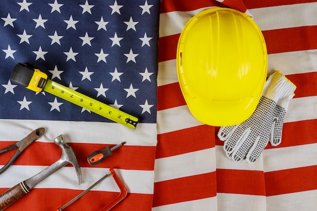 Patriotische amerikanische Flagge mit Sternenbanner am Arbeitstag verschiedene Werkzeuge Maßband auf USA-Flagge