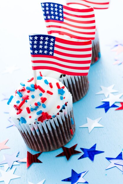 Patriotische Feiertags-Cupcakes, die für den 4. Juli dekoriert wurden.