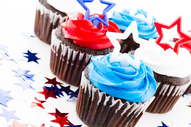 Patriotische Feiertags-Cupcakes mit Sternen verziert.