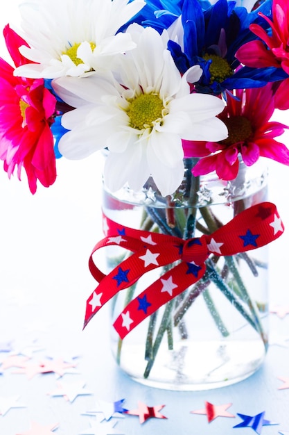 Foto patriotische feiertagsbouques mit gänseblümchen für den 4. juli.