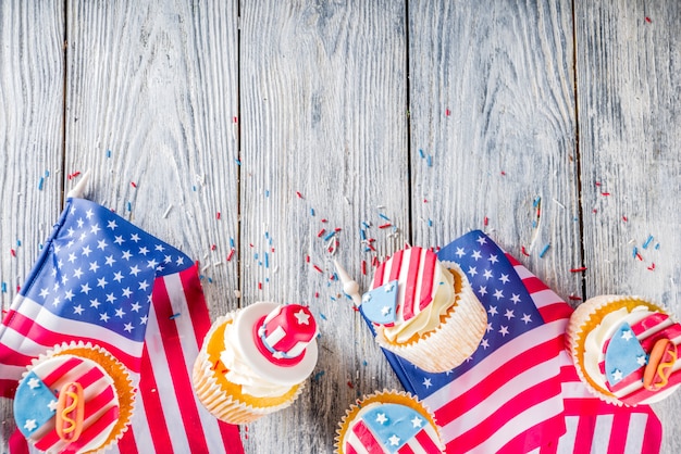 Patriotische USA Cupcakes über Flaggen auf Holztisch