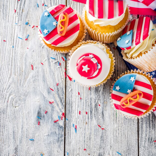 Patriotische USA Cupcakes über Flaggen auf Holztisch