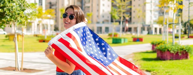 Patriotischer Feiertag Glückliches Mädchen mit US-Flagge