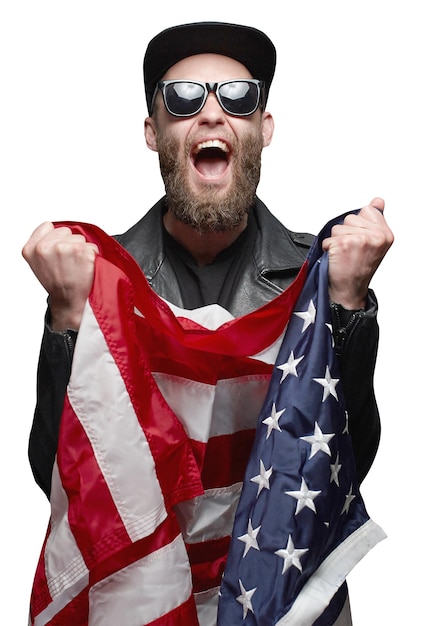 Foto patriotischer hipster-mann hält emotional die amerikanische usa-flagge isoliert auf weißem hintergrund