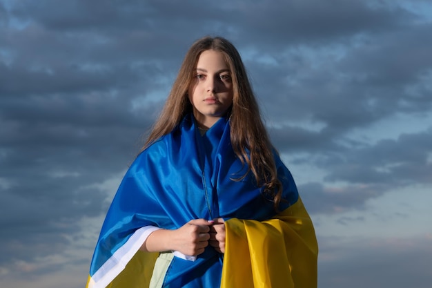 Patriotisches jugendlich ukrainisches Kind mit Nationalflagge der Ukraine