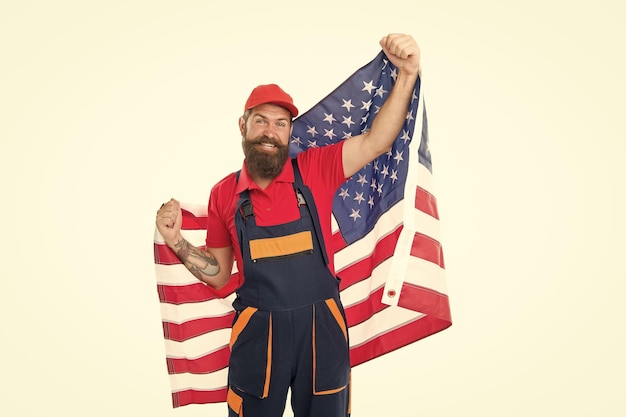 Patriotismo e orgulho nacional são abertamente expressos homem barbudo segurando a bandeira nacional dos EUA em fundo branco trabalhador feliz celebrando o feriado nacional em 4 de julho celebração nacional