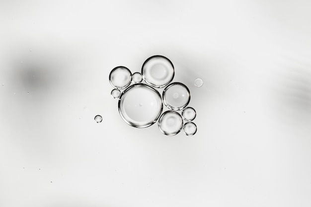 Foto patrón abstracto de burbujas de aceite coloreadas sobre el agua
