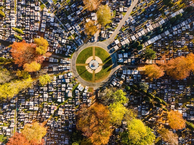 Patrón abstracto del cementerio del cementerio de la ciudad en otoño Vista aérea de arriba hacia abajo Drone