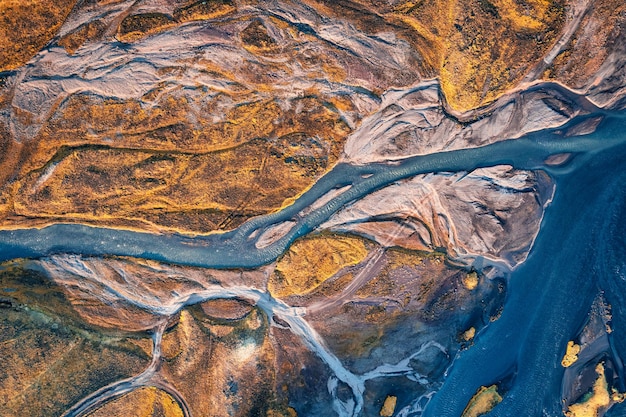 Patrón abstracto de ríos glaciares que fluye a través del campo de lava volcánica en las tierras altas de Islandia