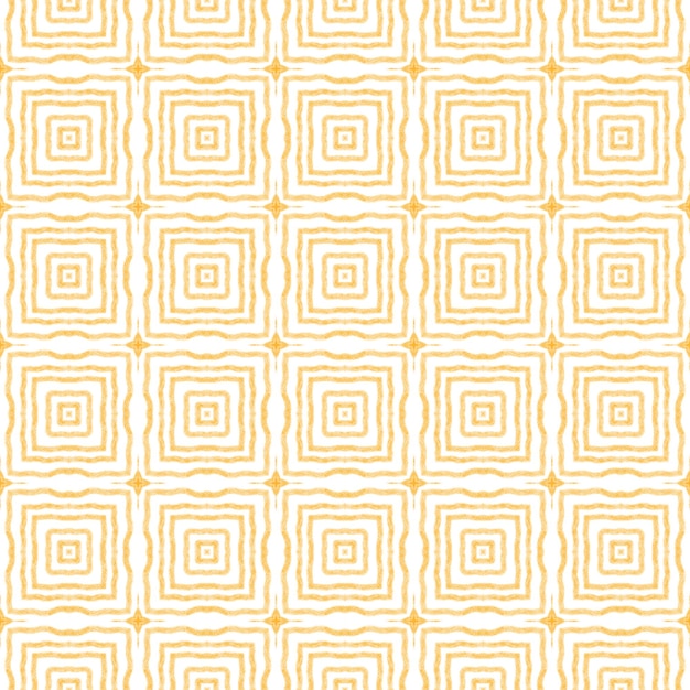 Patrón de acuarela en mosaico Amarillo simétrico