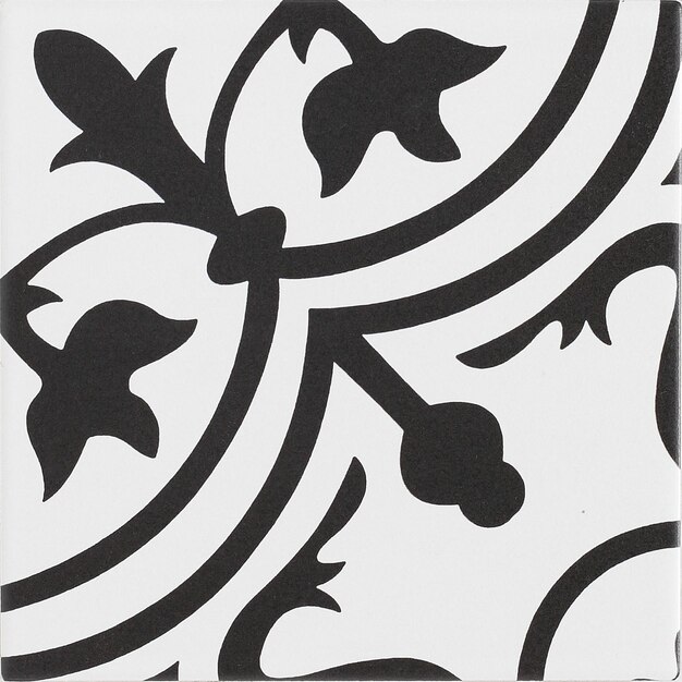 Patrón de azulejos florales en blanco y negro