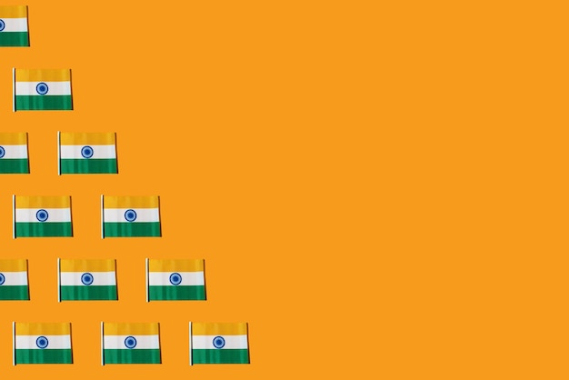 Foto patrón de banderas de la república de la india en el lado izquierdo sobre fondo naranja concepto de república