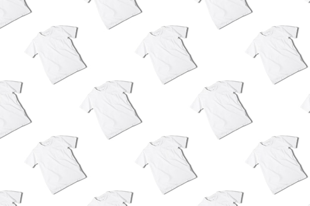 Patrón básico de camiseta blanca aislado en blanco