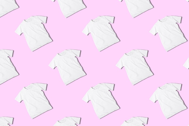 Patrón básico de camiseta blanca aislado en colorido