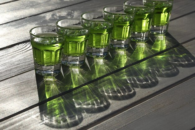 patrón de bebida de absenta verde en el fondo de madera blanca con espacio de copia