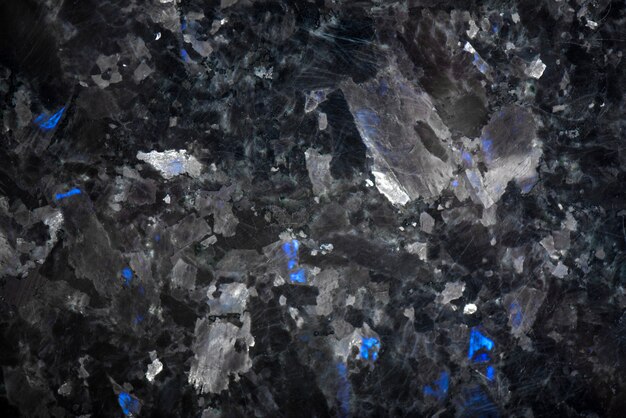 Patrón blanco natural detallado de textura de mármol negro y fondo para producto y diseño de interiores. Granito negro con cristales azules