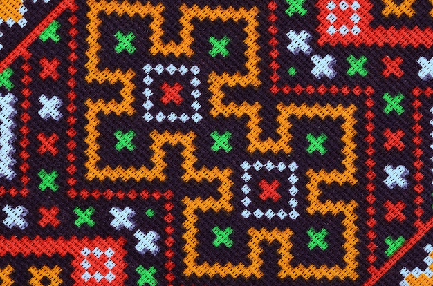 Patrón de bordado de punto de arte popular ucraniano tradicional en tela textil