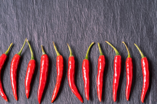 Patrón de chiles rojos frescos en negro