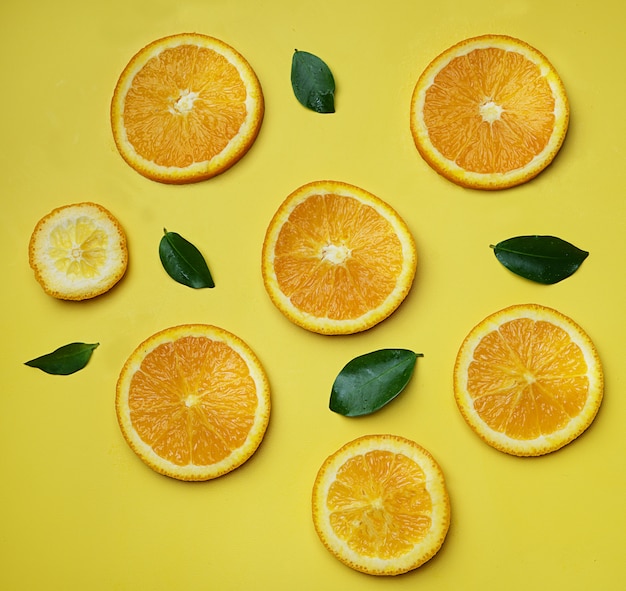 Patrón de cítricos de hojas de naranja sobre fondo amarillo