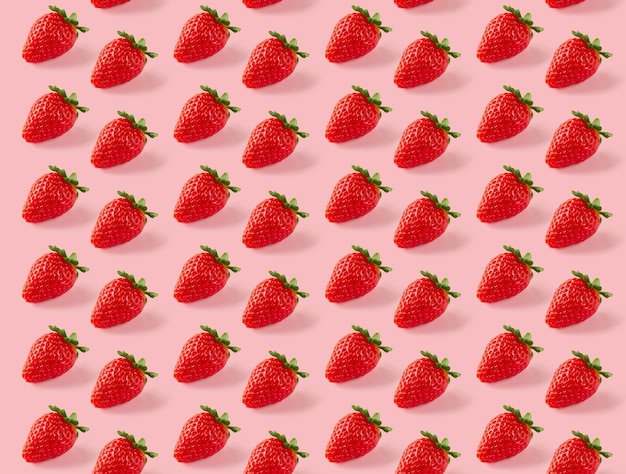 Patrón de colores de fresas sobre fondo rosa. Vista superior, repetición, fondo de pantalla isométrico.