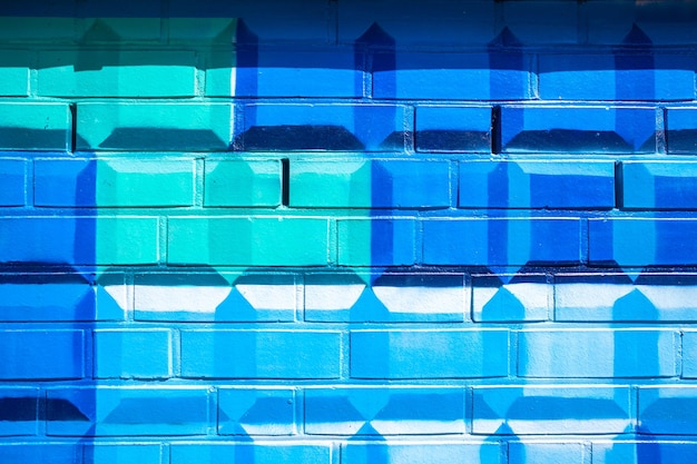 Patrón de colores sobre un fondo de pared de ladrillo